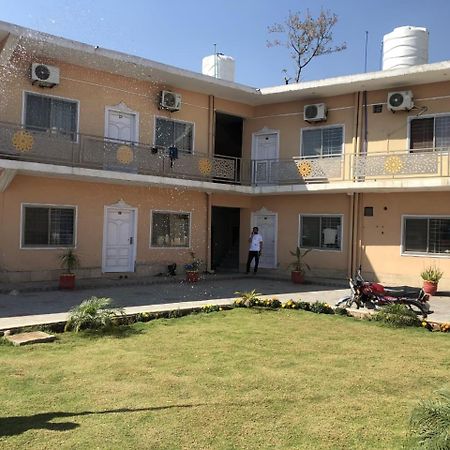 רוואלפינדי Hotel Islamabad Crown מראה חיצוני תמונה
