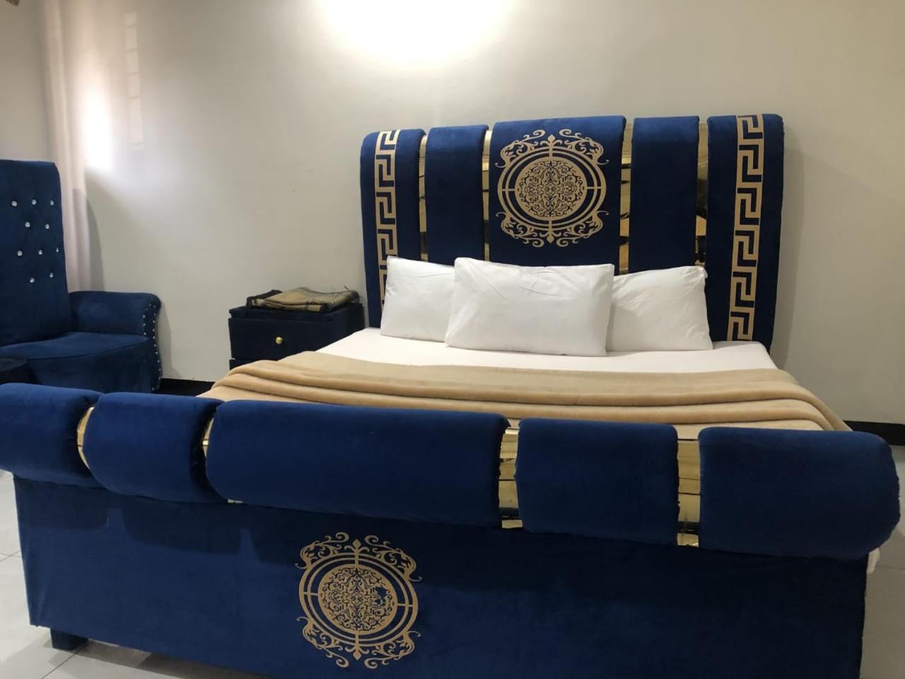 רוואלפינדי Hotel Islamabad Crown מראה חיצוני תמונה